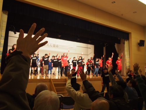 開会式でダンスを披露するダンスラボラトリーのメンバーと一緒に手を上げて踊る観客の写真