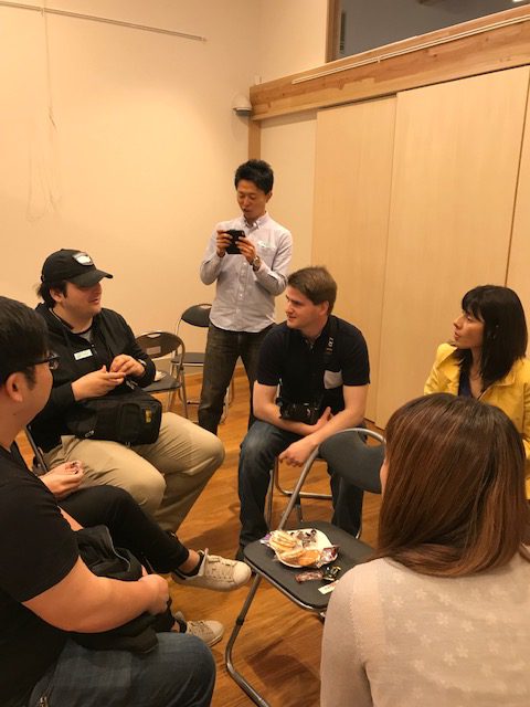 日本人と外国人が室内で話をしている様子の写真