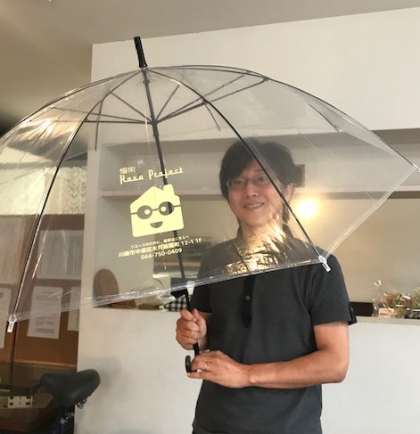 傘プロジェクトで使用している傘を広げている福地さん