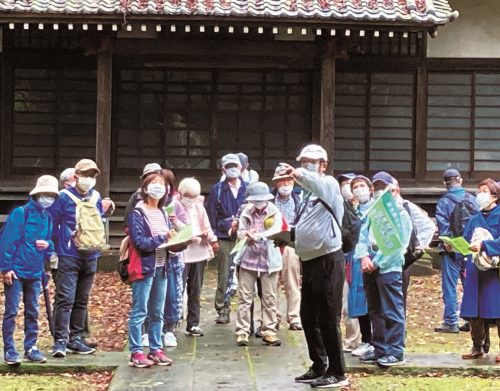 麻生歴史観光ガイドのメンバーと参加者たち