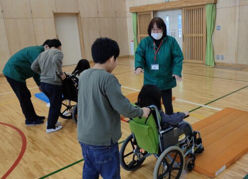 車いす体験をする子どもたち