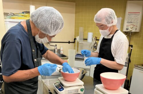 コーヒー豆の選別、焙煎、袋詰めはすべて手作業で行っている